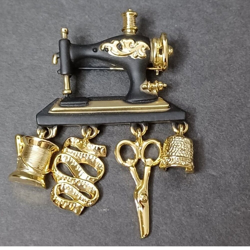 Vintage Danecraft Black/Gold Sewing Machine Brooch/Pin With Charms - Picture 1 of 11